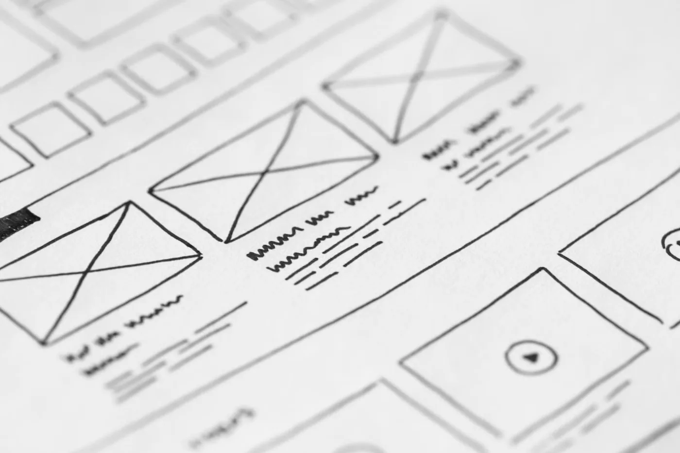Kağıt üzerinde çizilmiş web arayüzü planı
