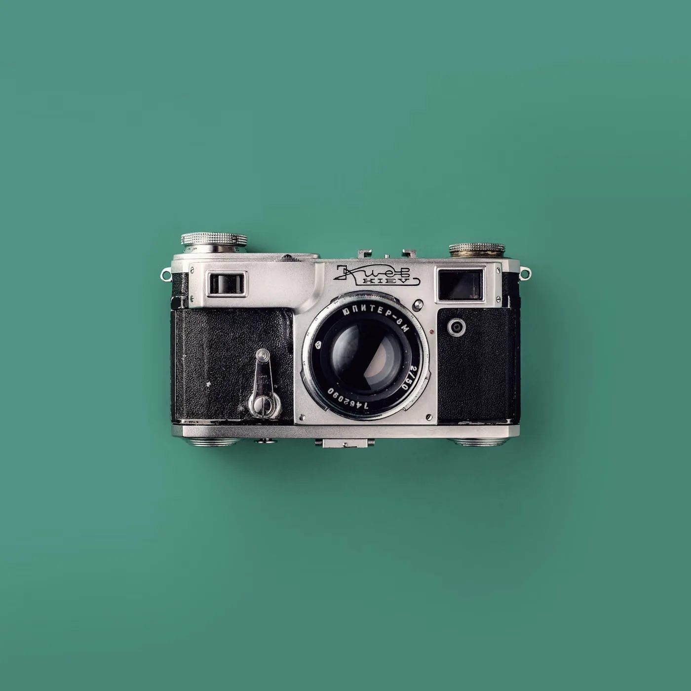 Yeşil arka plan önünde klasik fotoğraf makinesi