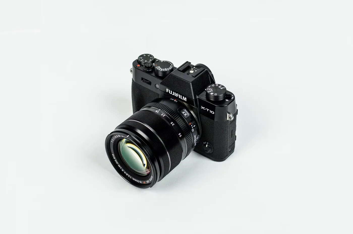 Açık arka plan üzerinde fotoğraf makinesi ve objektif